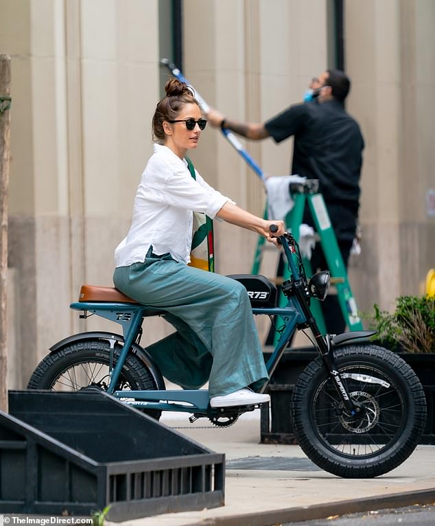 Minka Kelly gets in some fresh air as she enjoys solo bike ride in the Big Apple