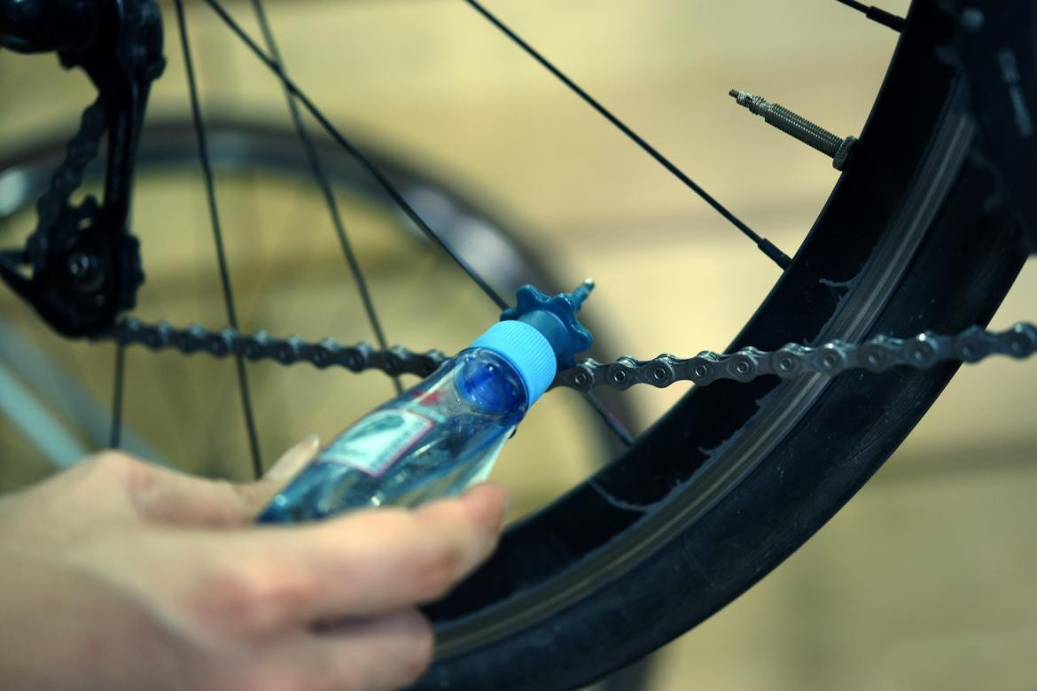 Cómo limpiar la cadena de bicicleta de forma ecológica - Avatar Energía,  blog de Energías Renovables